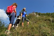 02 Le mie tre compagne d'escursione sul ripido strappo finale per il Pizzo di Spino